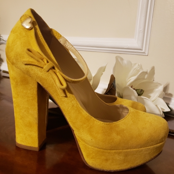 MUST HAVE Suede MUSTARD HEELS!!! - Picture 1 of 7